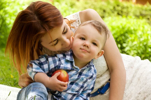 Madre e hijo pasando tiempo en la naturaleza — Foto de Stock