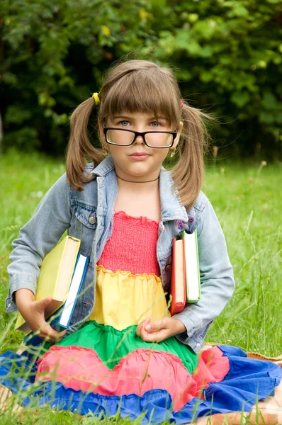 Liten elev anläggning böcker — Stockfoto