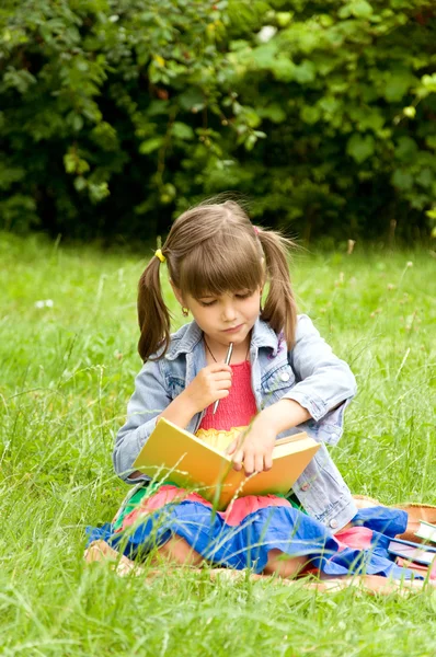 작은 학생 읽는 책 — 스톡 사진
