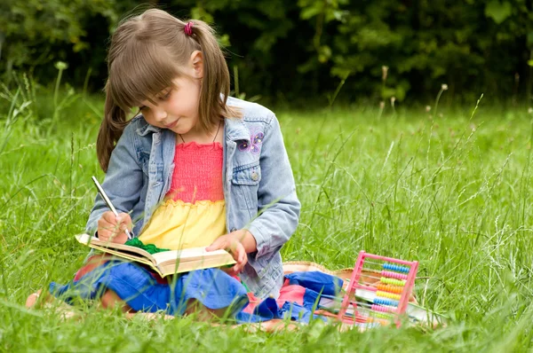 작은 학생 읽는 책 — 스톡 사진