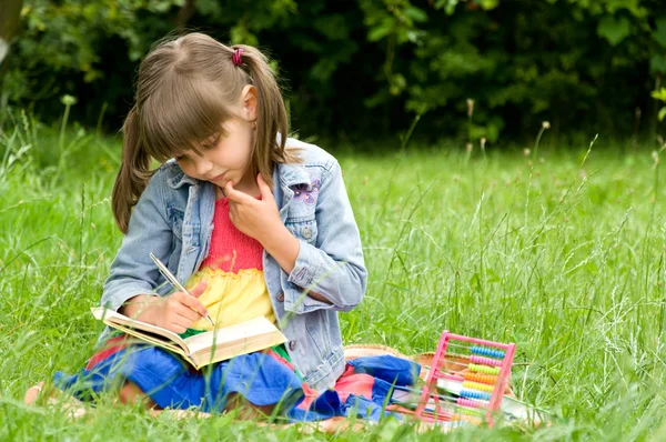 Маленька зіниця читає книги — стокове фото