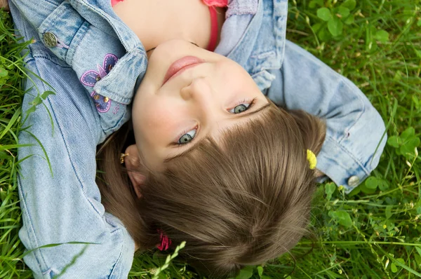 Niña divirtiéndose en el parque — Foto de Stock