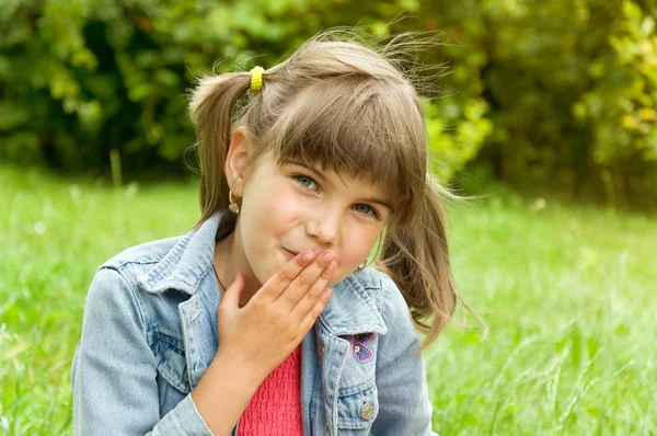 Молодая девушка закрыла рот руками — стоковое фото