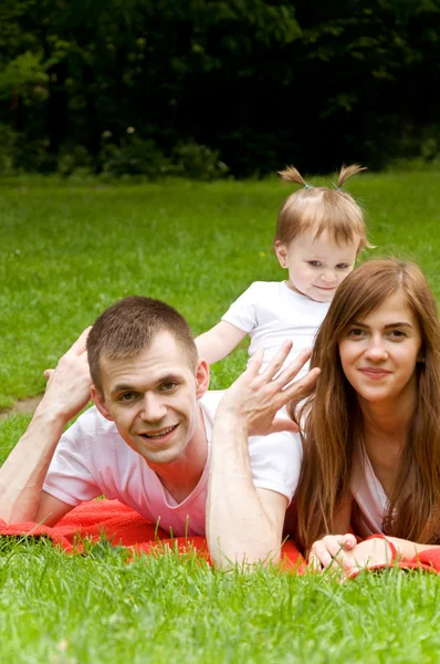 Padres pasan el fin de semana con su hija pequeña — Foto de Stock