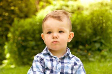 küçük çocuk tatil doğada vardır.