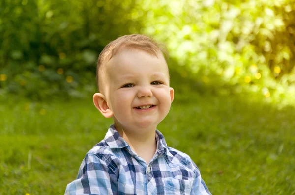 Pequeño niño tiene vacaciones en la naturaleza —  Fotos de Stock