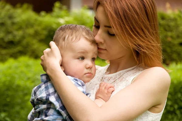 Mamá e hijo pasan tiempo juntos — Foto de Stock