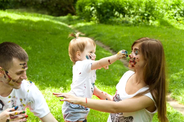 Familia descansando en la naturaleza. Pintura de colores entre sí — Foto de Stock