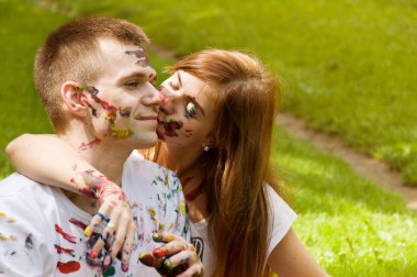 Doğada dinlenme aile. Birbirimizi boya renkleri