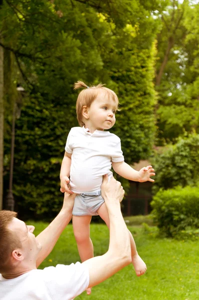 Valores familiares. Niña al aire libre con papá — Foto de Stock