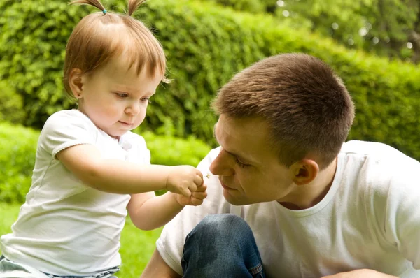 Family rest. Little girl outdoors with dad — Stock Photo, Image