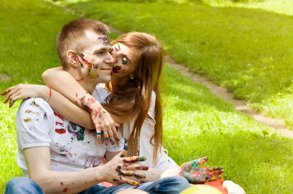 Familie, die in der Natur ruht. Farben aneinander malen — Stockfoto