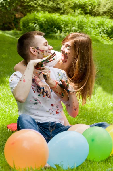 Famiglia che riposa nella natura. Colori di vernice l'un l'altro — Foto Stock