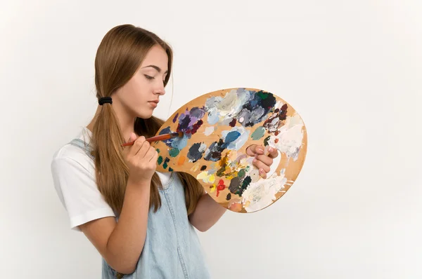 Молодой художник держит кисть для рисования и палитры . — стоковое фото