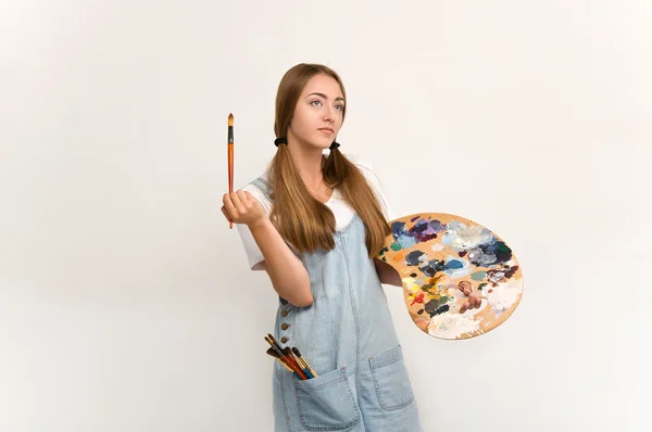 Молодой художник держит кисть для рисования и палитры . — стоковое фото