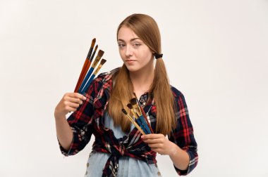 genç ve güzel sanatçı holding bir palet ve fırçalar.