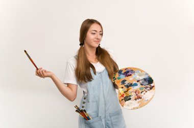 genç ve güzel sanatçı holding bir palet ve fırçalar. 