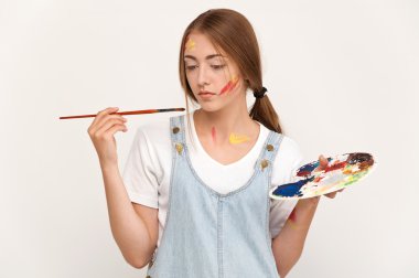 genç ve güzel sanatçı holding bir palet ve fırçalar. 