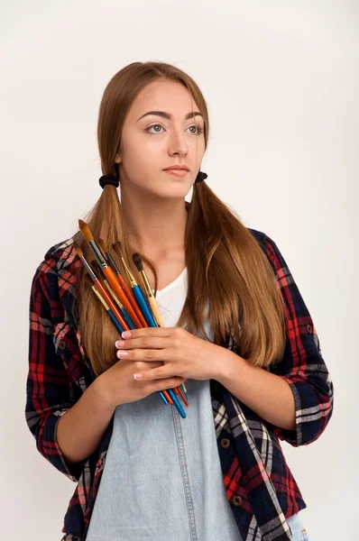 Bastante joven artista sosteniendo una paleta y pinceles . —  Fotos de Stock