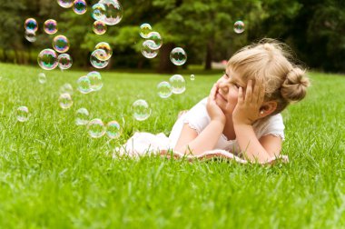 Kız baloncuk yapmak