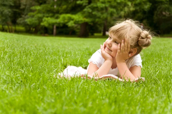 Menina se divertindo no parque — Fotografia de Stock