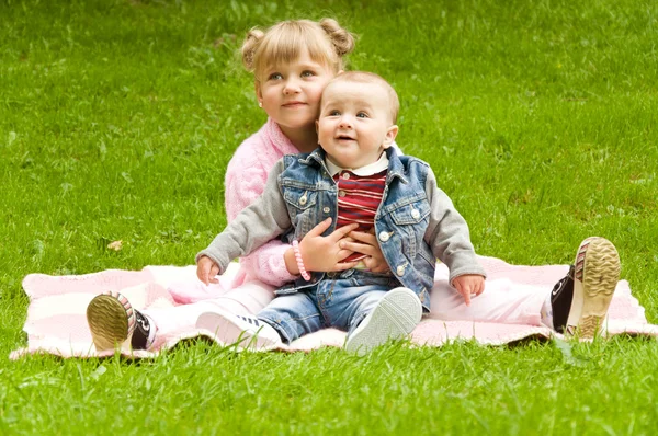 Kleines Mädchen spielt mit ihrem Lieblingsbruder — Stockfoto