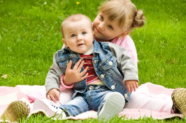 Bambina che gioca con il suo fratello preferito — Foto Stock