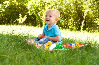 doğa içinde bir kurucu ile küçük çocuk çalış