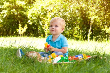 doğa içinde bir kurucu ile küçük çocuk çalış