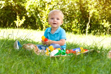 doğa içinde bir kurucu ile küçük çocuk çalış