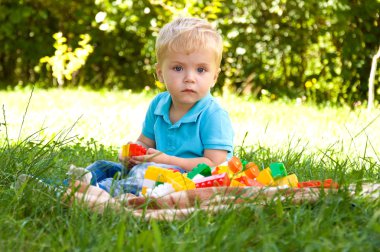 doğa içinde bir kurucu ile küçük çocuk çalış