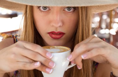 lezzetli sıcak kahve tutan kadın