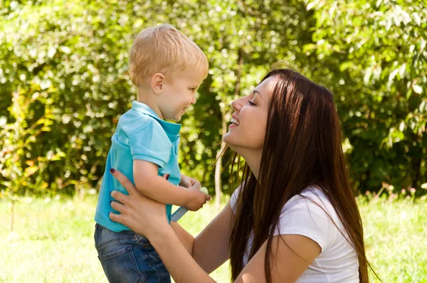 Mamá e hijo pasan tiempo juntos — Foto de Stock