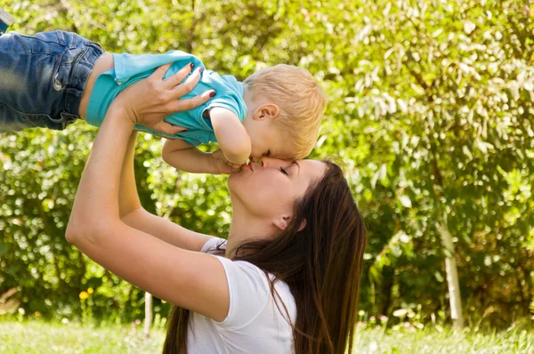 Mom and son spend time together — Stock Photo, Image