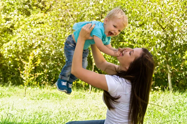 Mamá e hijo pasan tiempo juntos — Foto de Stock