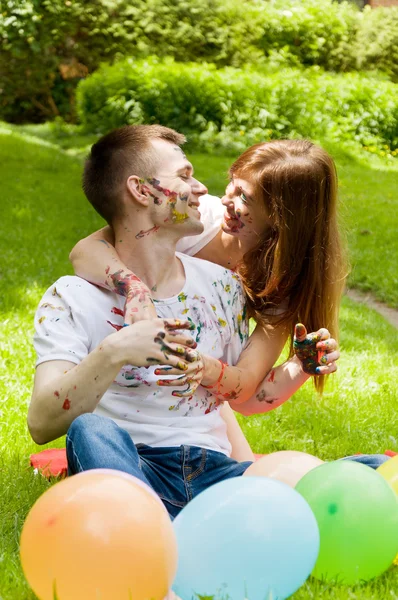 Familie rust in de natuur. Verf kleuren elkaar — Stockfoto