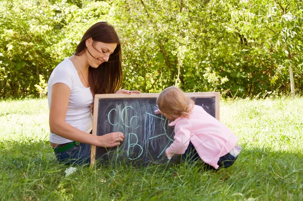 Madre insegna le lettere al suo bambino — Foto Stock