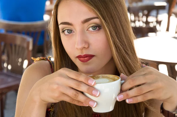 Femme tenant une tasse de délicieux café chaud — Photo