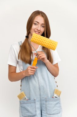 bir rulo tutan genç kız