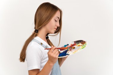 genç ve güzel sanatçı holding bir palet ve fırçalar.