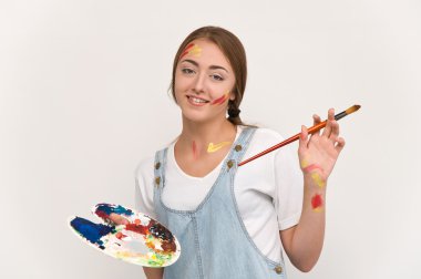 genç ve güzel sanatçı holding bir palet ve fırçalar.