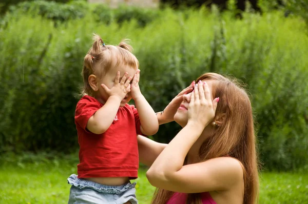 Mor och dotter spendera en helg i naturen — Stockfoto