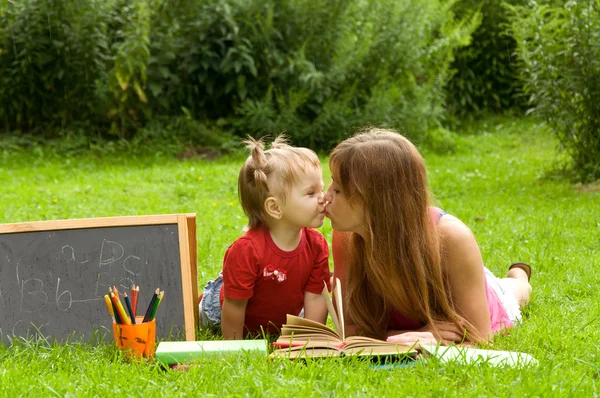 Madre legge ai suoi figli un libro interessante — Foto Stock