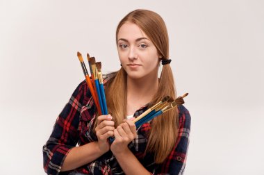 genç ve güzel sanatçı holding bir palet ve fırçalar