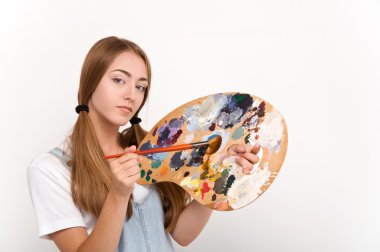 genç ve güzel sanatçı holding bir palet ve fırçalar