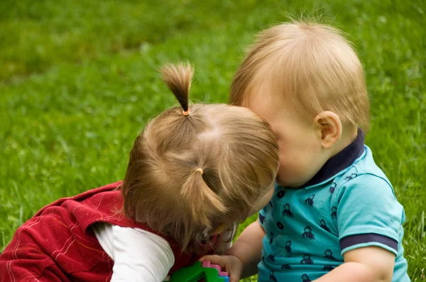 Familie. Kleine Kinder spielen zusammen. — Stockfoto