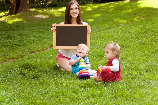 Mother teaches her young children — Stock Photo, Image