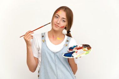 genç ve güzel sanatçı holding bir palet ve fırçalar