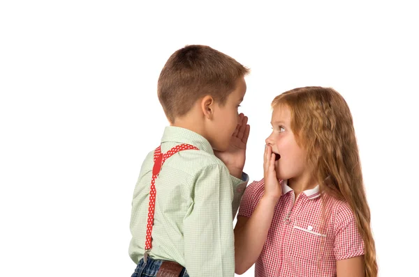 Menino contando um segredo para uma menina . — Fotografia de Stock