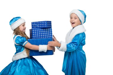 küçük çocuk bir kutu bir hediye ile tutarak kostüm. 